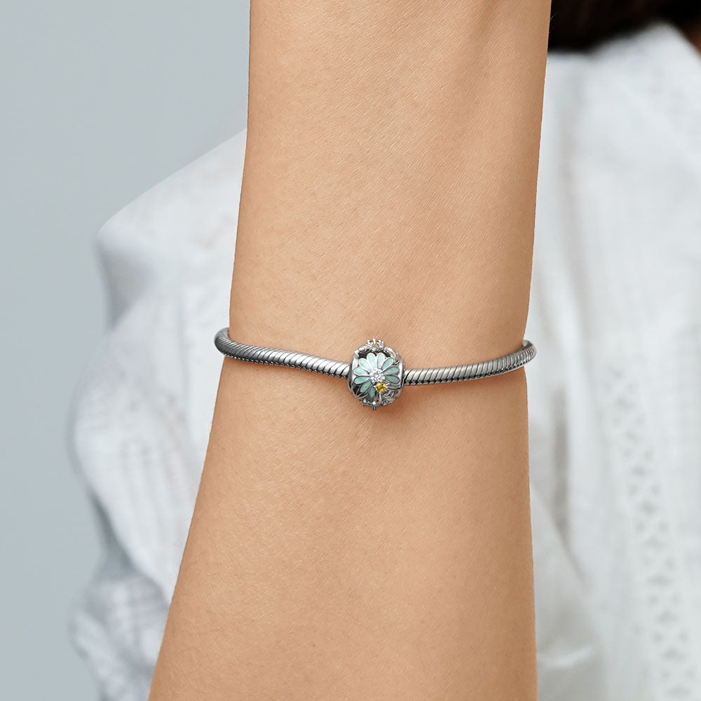 Gnoce Bee Loves Daisy Charm_5