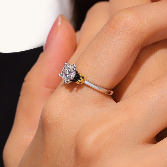 Gnoce Bee Embraces Moissanite Round Cut Ring_9