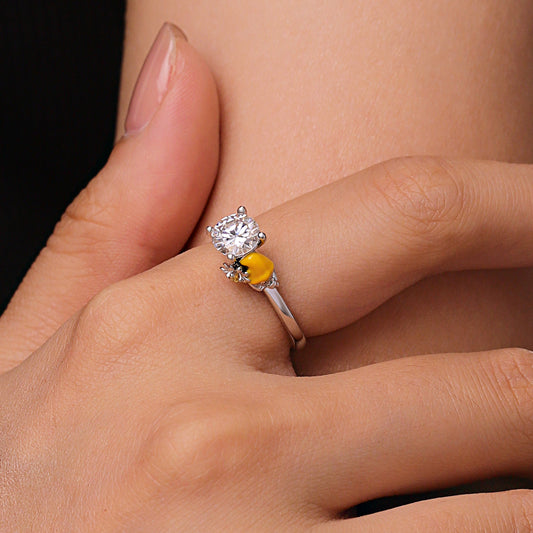 Gnoce Daisy Fairy Embraces Moissanite Round Cut Ring_9