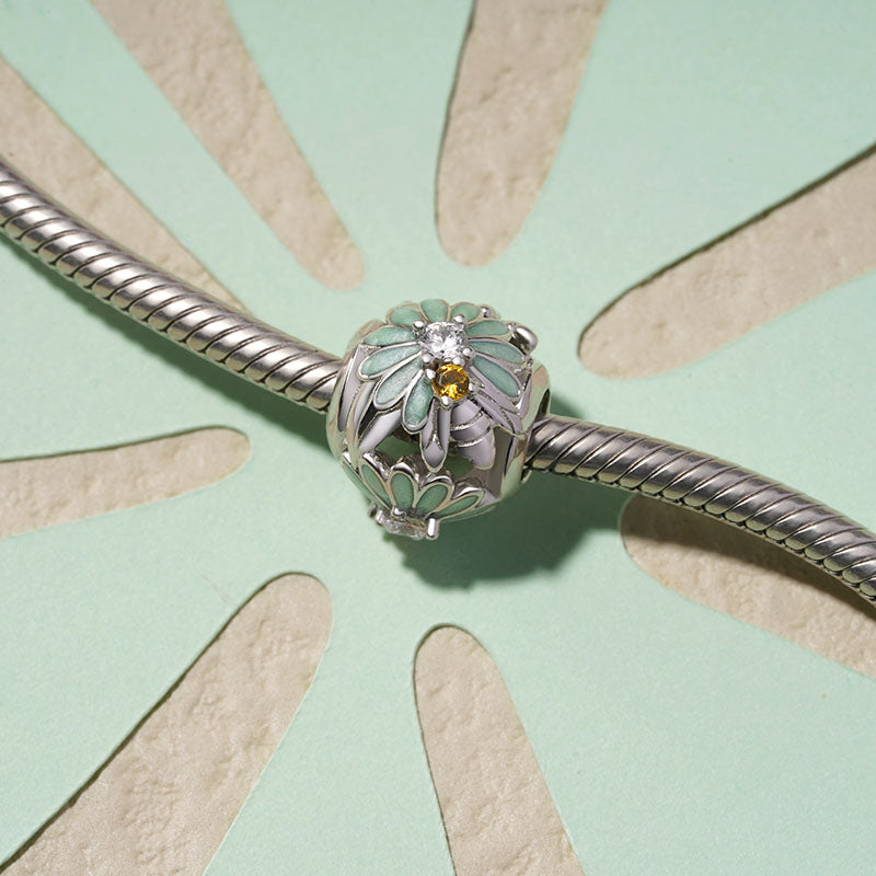 Gnoce Bee Loves Daisy Charm_3