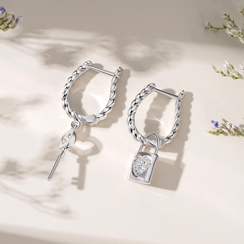 Gnoce Asymmetrical Lock & Key Twisted Rope English Lock Earrings_4