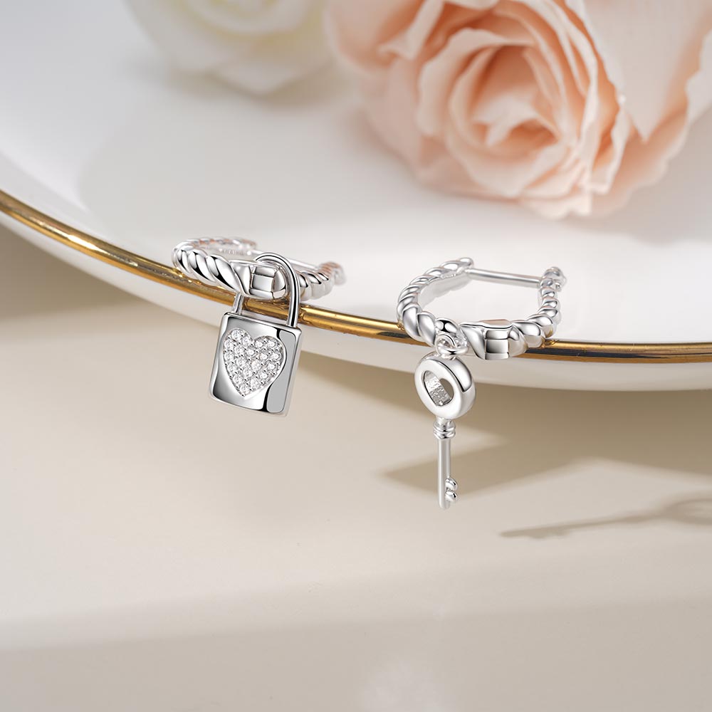 Gnoce Asymmetrical Lock & Key Twisted Rope English Lock Earrings_5