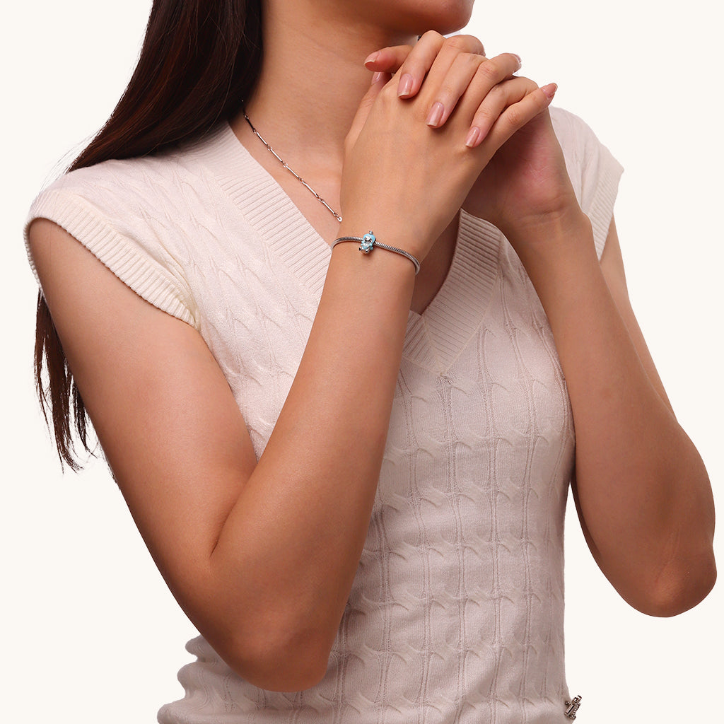 Gnoce ISFJ Personality Type Embraces Love Charm_5