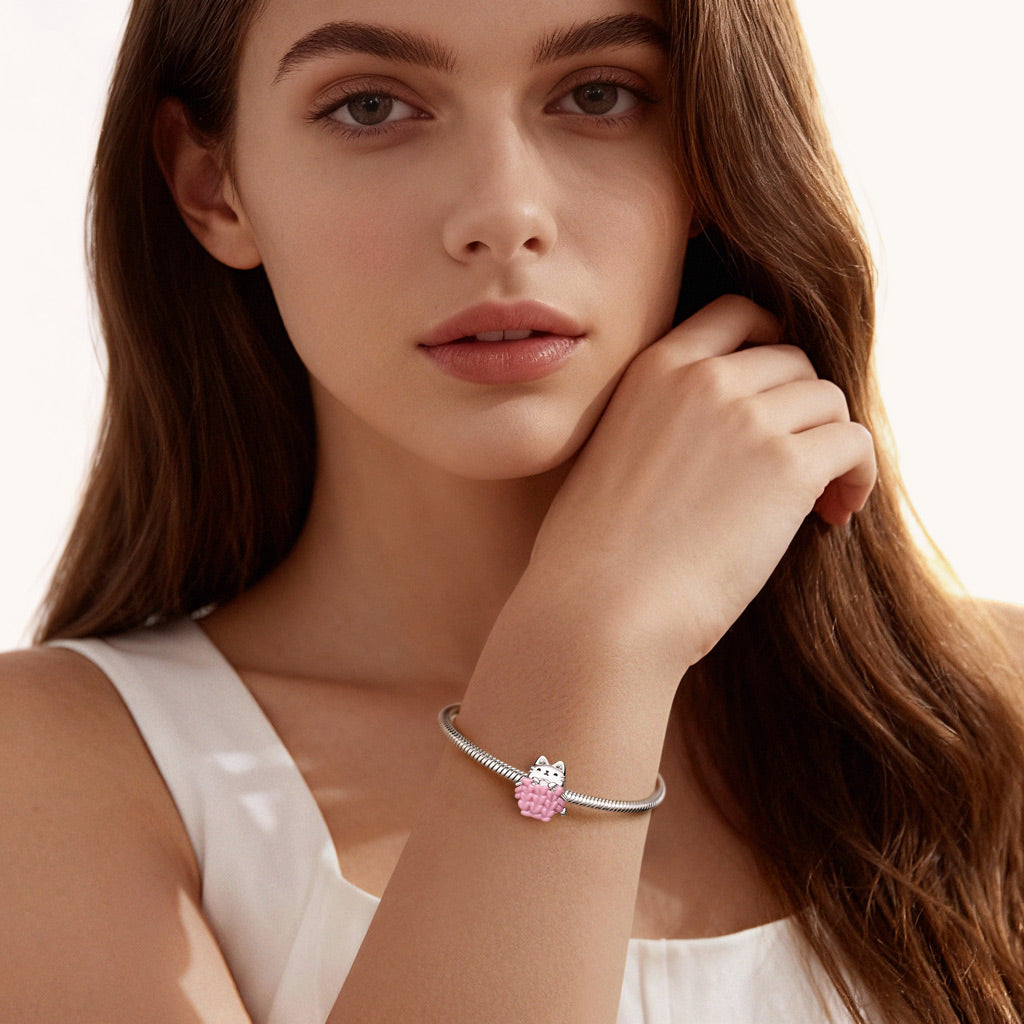 Gnoce Cat Knitting a Sweater Charm_4